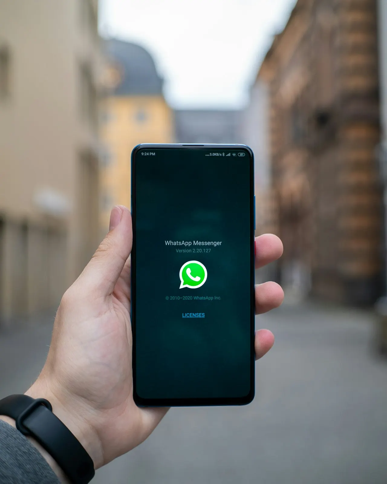 Your Gray Checkmarks in WhatsApp and Signal Reveal What You're Doing and Where You Are